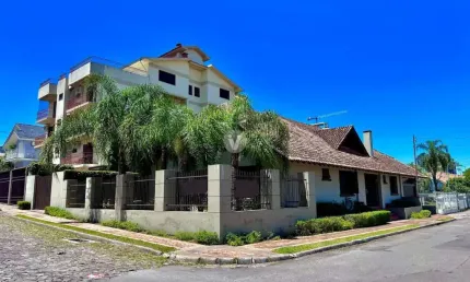 Lindíssima casa alto padrão no Bairro Nossa Senhora de Lourdes, vendida de Porte