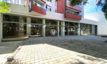 Excepcional Loja comercial em ótima localização na Av Medianeira.