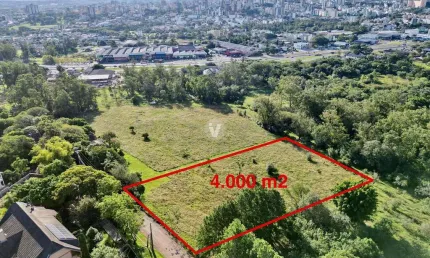 Lote de 4.000 m2 com vista panorâmica da cidade, em região com casas de alto pad
