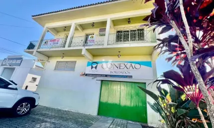 Ampla casa comercial e residencial com 270 m2 e amplo pátio no bairro São José.