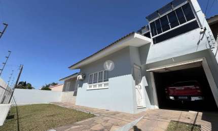 Ampla casa á venda com 3 dormitórios e 3 vagas de garagem em Camobi!