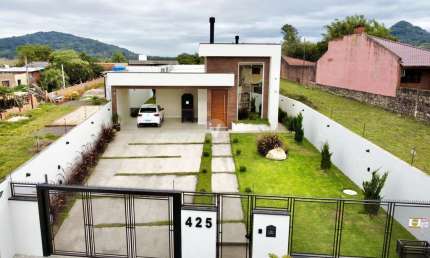 Casa térrea com pé-direito alto em um generoso lote.