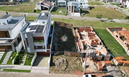 Terreno com área verde aos fundos em condomínio fechado