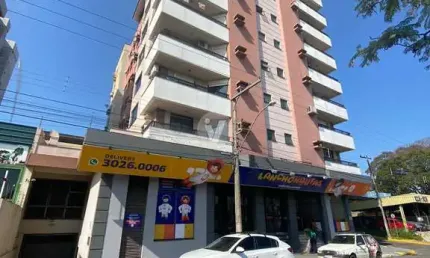 Apartamento de dois dormitórios com sacada e churrasqueira.