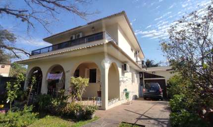 Lindíssima casa com 05 dormitórios, piscina terraço sacada, pátio amplo e vaga d