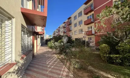 Amplo apartamento central com três dormitórios e duas sacadas.