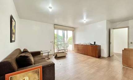 Apartamento com 3 dormitórios + dependência completa! NECESSITA REFORMA!