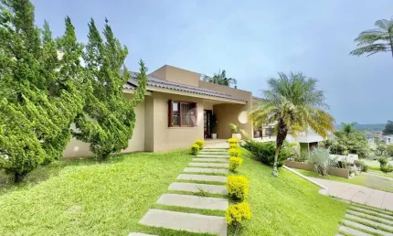 Casa em condomínio central com 4 quartos e incríveis 315m² de área construída!