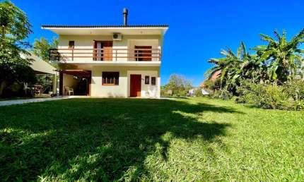 Casa com um pátio grande piscina lareira churrasqueira  na parque pinheiro macha