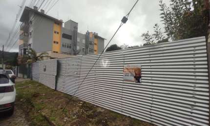 Terreno central com Projeto aprovado para construção de Casa.