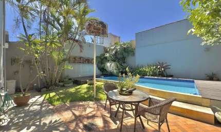 Casa com 4 dormitórios e piscina no bairro Noal, 5 min do centro de Santa Maria.