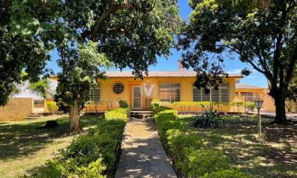 Casa 4 quartos, amplo pátio próximo ao Hospital Regional