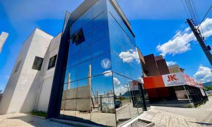 Ampla sala térrea a venda em Camobi com 95 m² de área