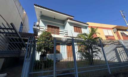 Casa Triplex EXCLUSIVA INVISTA, 4 dormitórios ao lado da Avenida Medianeira.