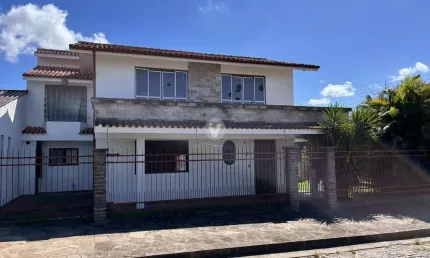 Casa  com 4 dormitórios, pátio e excelente posição solar no bairro Noal