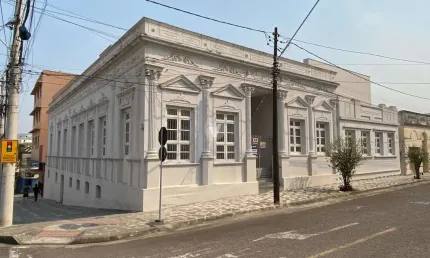 Complexo comercial com 14 salas para venda e locação.