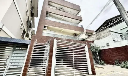 Apartamento com 2 dormitórios, sacada e garagem no bairro fátima.