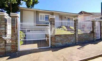 Casa ampla com 3 dormitórios, pátio e gourmet no Dores
