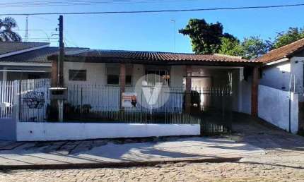 Casa 3 quartos em local tranquilo, seguro, em frente a praça e área comercial.