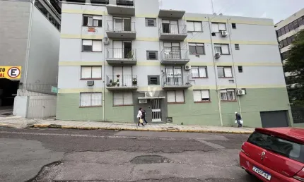 Apartamento 2 dormitórios com dependência no Centro