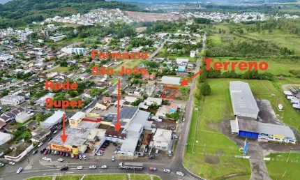 Amplo terreno no bairro Tomazetti com 468m2, aos fundos do Supermercado Feltrin.