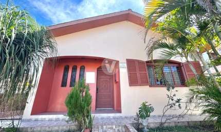 Casa térrea com pátio, 3 dorms e pátio no Passo D'Areia