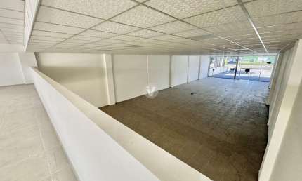 Pavilhão com 550m2, 12 vagas de garagem, recém reformado na Av Hélvio Basso