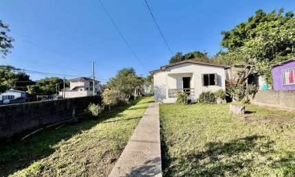 Casa com 3 dormitórios e amplo terreno no bairro Tomazetti