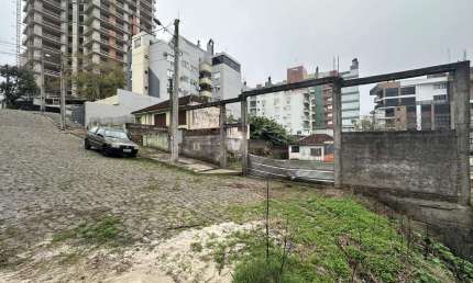 Oportunidade de terreno amplo no bairro N. Sra de Lourdes