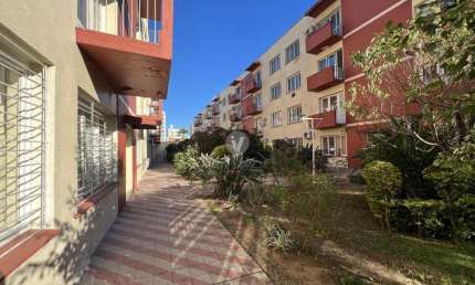 Amplo apartamento central com três dormitórios e duas sacadas.