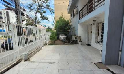Casa estilo sobrado de 03 andares com 06 dormitórios vaga de garagem para até 04