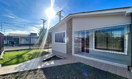 Casa com 03 dormitórios, dois suítes, pátio e com garagem.