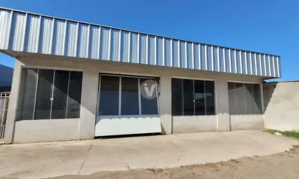 Pavilhão com frente para a BR287 e casa com frente para Rua Vicente de Oliveira
