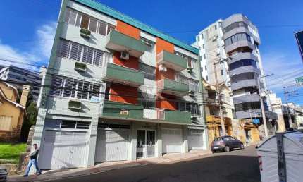 Apto 3 dormitórios, 1 suite, amplo, com sacada e ensolarado no centro da cidade!