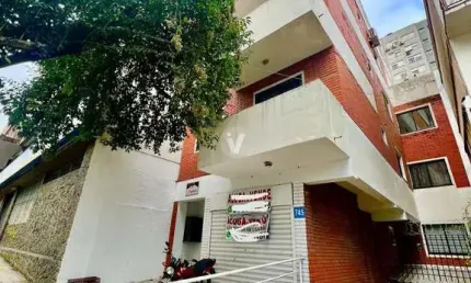Apartamento com 2 dormitórios, sacada e vaga de garagem no centro.
