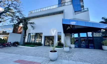 Loja comercial de 1.183 m² com estacionamento e 7 vagas cobertas na Av. Medianei