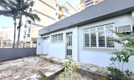Casa para locação no bairro N. Sra de Lourdes com piscina e churrasqueira