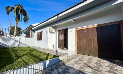 Casa com 3 dormitórios, pátio, churrasqueira e próximo do Hospital Regional