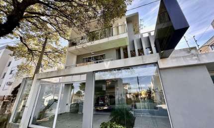 Prédio com duplex de 5 dormitórios + Loja comercial
