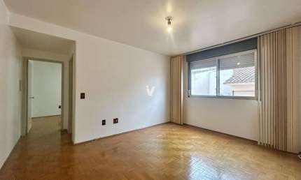 Apartamento 01 dormitório com amplo espaço e box de garagem para locação.