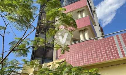 Sala comercial, localizada na avenida Presidente Vargas, possuindo área externa.