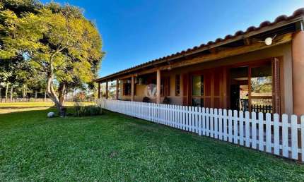Chácara com 0,6 ha, possuindo duas casas, pomar e riacho no distrito de Palma –
