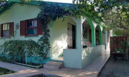 Casa de esquina, 3 dormitórios, localizada no bairro Camobi