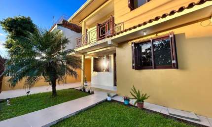 Casa 4 dormitórios, sacada e pátio a poucos minutos do Centro
