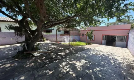 Casa com pátio amplo, localizada no bairro Itararé.