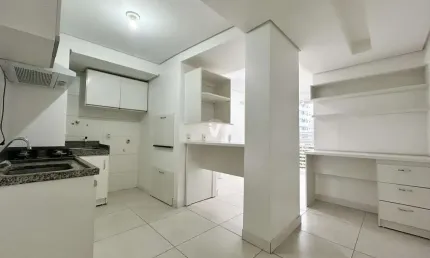Apartamento semimobiliado no centro, localizado à poucos metros da ufn.