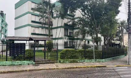 Apartamento amplo de 3 dormitórios com dependência, localizado no centro da cida