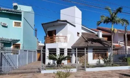 Ampla casa de 5 dormitórios, salão de festas, piscina, lareira, localizada no ba