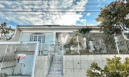 Casa de 4 dormitórios, possuindo lareira, churrasqueira e piscina, localizada no