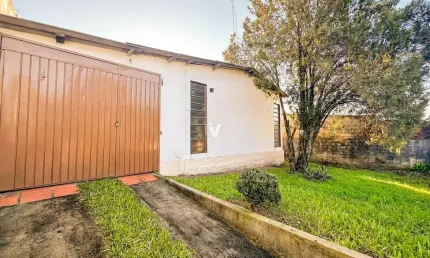 Casa de 2 dormitórios, churrasqueira, pátio, vaga de garahem, localizada no bair